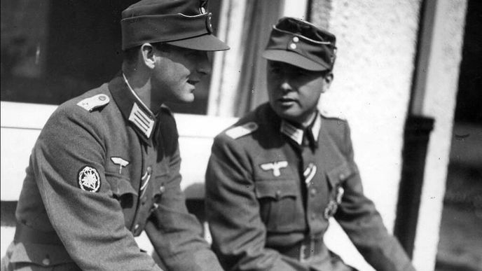 Nacistický voják Léon Degrelle (vpravo)