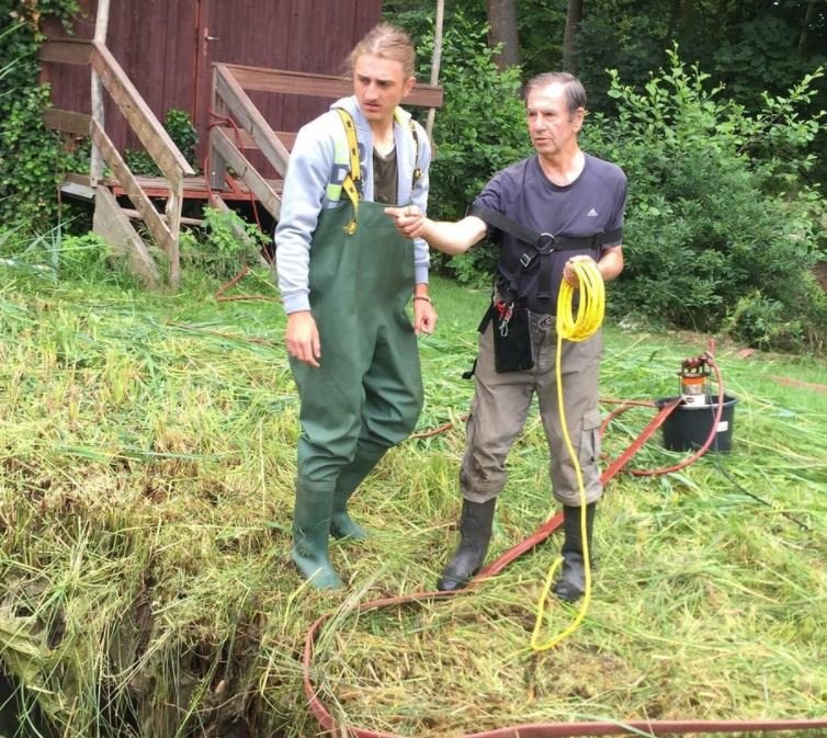 Artur se svým dědou zachraňovali, co se dalo.