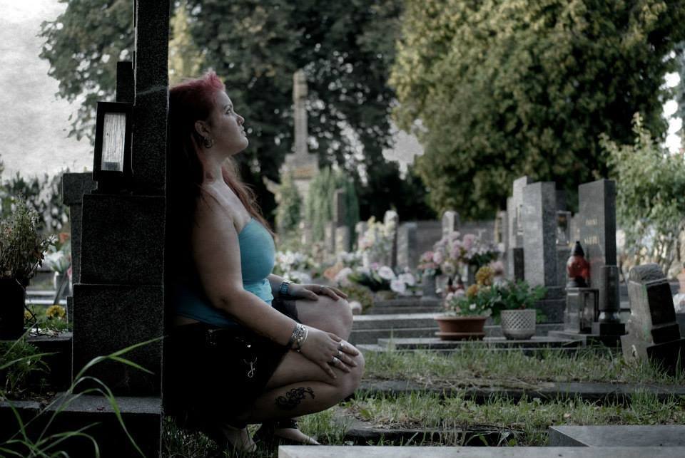 Mám svůj cíl a ten nepustím. Leona Šenková nafotila sérii snímků na hřbitově.