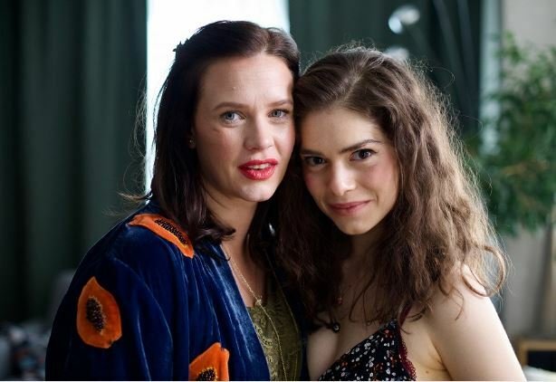 Leona Skleničková a Kristýna Leichtová v seriálu Sex O&#39;Clock