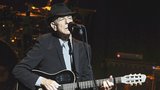 Leonard Cohen zkolaboval během koncertu   