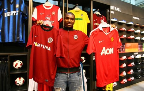 Leonard Kweuke pózuje s dresy Sparty a Manchesteru United.