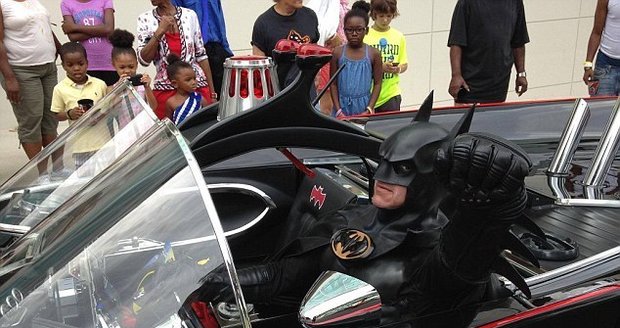 Batman zemřel! Na dálnici ho přejel jeho Batmobil