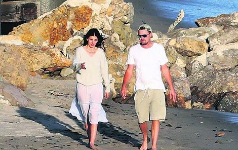 Leo i Camila se toulali po pláži, jaká to romantika…