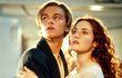Leonardo DiCaprio a Kate Winslet v Titaniku.