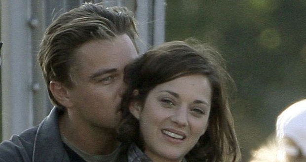Leonardo DiCaprio ve filmu Počátek s Marion Cotillard, která hraje jeho manželku.