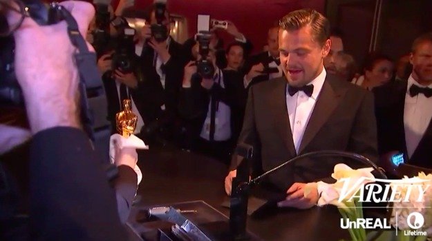 Leonardo DiCaprio čeká, až mu na Oscara vyryjí jméno.