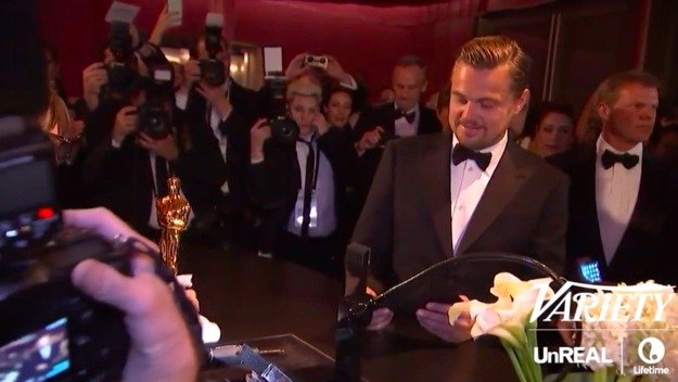 Leonardo DiCaprio čeká, až mu na Oscara vyryjí jméno.