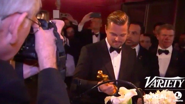 Leonardo DiCaprio čeká, až mu na Oscara vyryjí jméno.