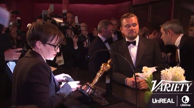 Leonardo DiCaprio čeká, až mu na Oscara vyryjí jméno.