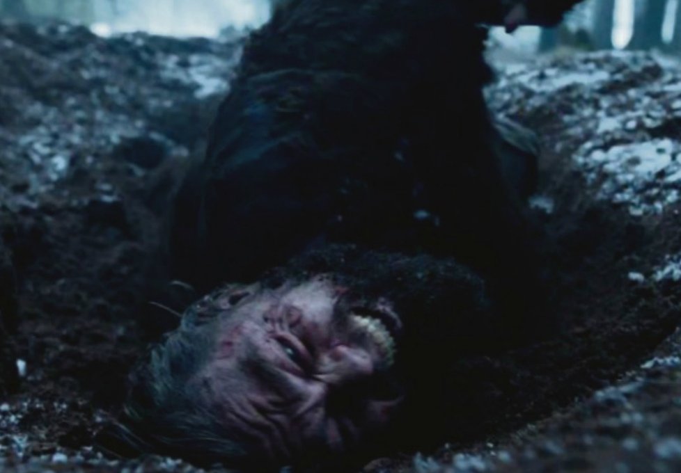 Film Revenant: Zmrtvýchstání - DiCaprio se v horečkách a v mučivých bolestech zotavuje po útoku grizzlyho.