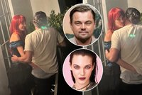 DiCaprio a ruka šmátralka nové lásky: Chyť ho (za zadek), když to dokážeš!