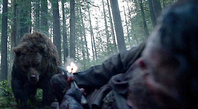 Film Revenant: Zmrtvýchstání - Hrdina sice zvíře postřelil, ale tím ho ještě více rozzuřil.