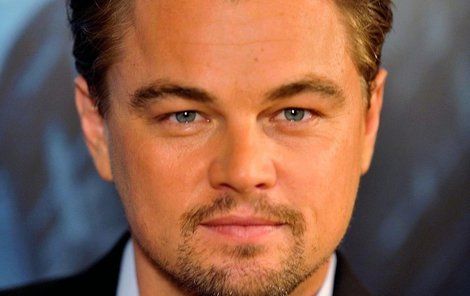 Leonardo DiCaprio pod stromečkem nenašel to, co potřeboval, a tak musel do obchodu vyrazit sám.