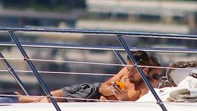 Cigarety, koktejly a naprostá pohoda: Tak trávil DiCaprio čas na luxusní jachtě v Cannes.