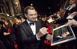 Leonardo DiCaprio rozdává podpisy.