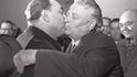 Politické polibky, zvané trojitý Brežněv, byly známou atrakcí televizních přenosů oné doby