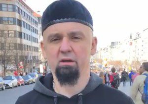 Leonid Kushnarenko vyzval pražské muslimy, aby se na něj obrátili, pokud si chtějí udělat zbrojní průkaz.