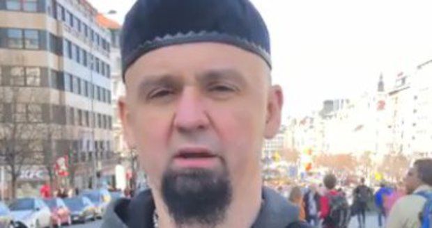 Leonid Kushnarenko vyzval pražské muslimy, aby se na něj obrátili, pokud si chtějí udělat zbrojní průkaz.