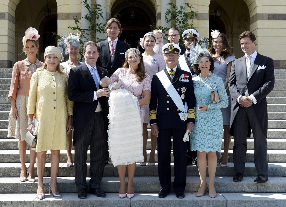 Královská rodina na skupinovém snímku spolu s princezničkou Leonorou.