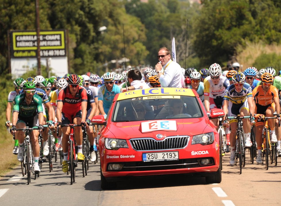 Řidiče v koloně cyklistického pelotonu český závodník Leopold König obdivuje a rád by někdy řídil tak dobře jako oni