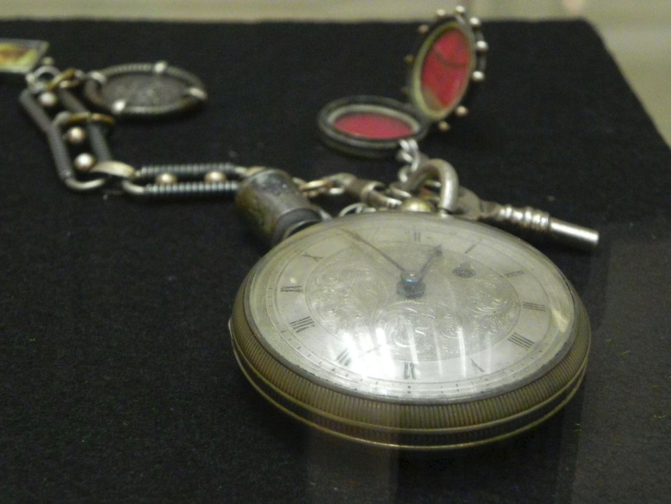 Kapesní hodinky Mistra uvnitř s fotografií jeho dcery Olgy.