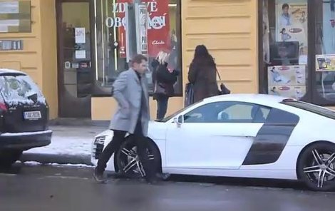 Auto s klikou namazanou psími výkaly podle autorů videa vlastní Leoš Mareš. Není tomu tak.