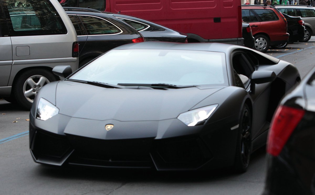 Nový přírůstek do Leošovy garáže – Lamborghini Aventador v matné černé barvě.