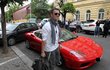 Leoš Mareš už zítra předá mladému Ondřejovi své ferrari za milion korun.