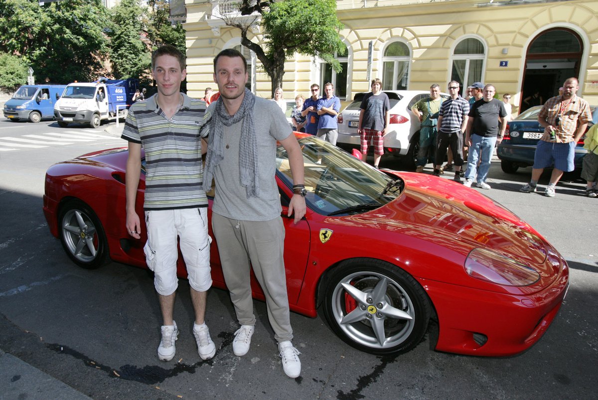 Leoš Mareš dal své ferrari do soutěže, vyhrál jej kuchař Ondřej (vlevo).