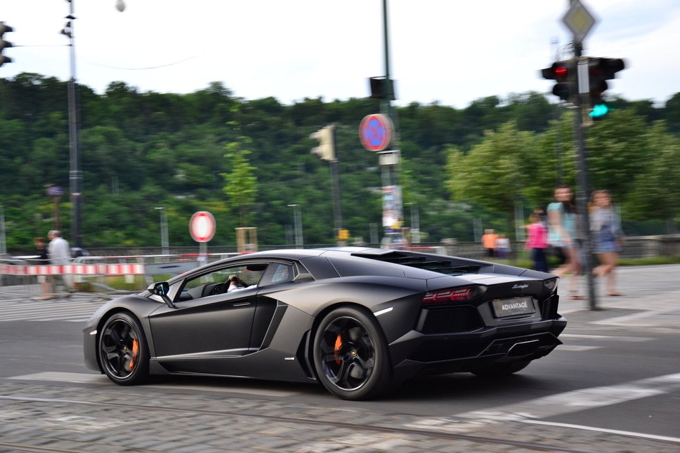 Leoš Mareš tvrdí, žádné nové auto nemám. Je tohle důkaz, že mlží?