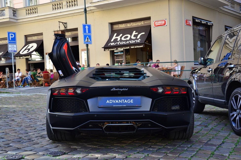 Auto ještě nemá ani značky, jen zelenou papírovou převozku za čelním sklem, říká zdroj Aha! o novém Marešově autě