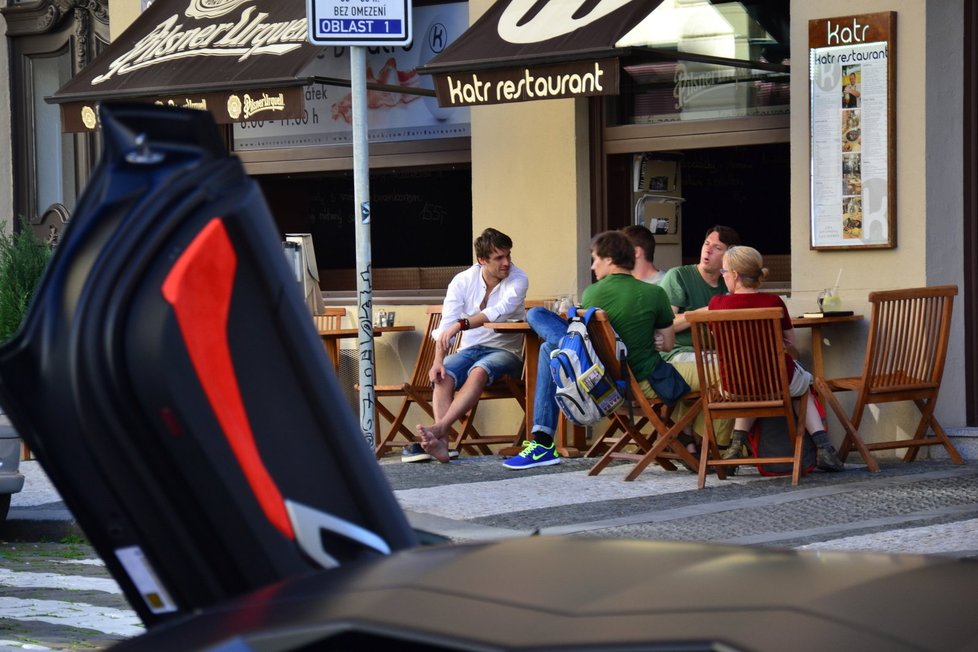 Leoš Mareš si užívá slunného dne na zahrádce, v popředí jeho nové auto