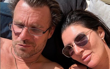 Leoš Mareš s manželkou Monikou na dovolené