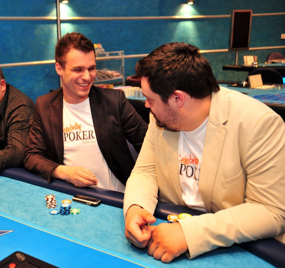 Leoš Mareš s Pavlem Novotným během pokerové bitvy