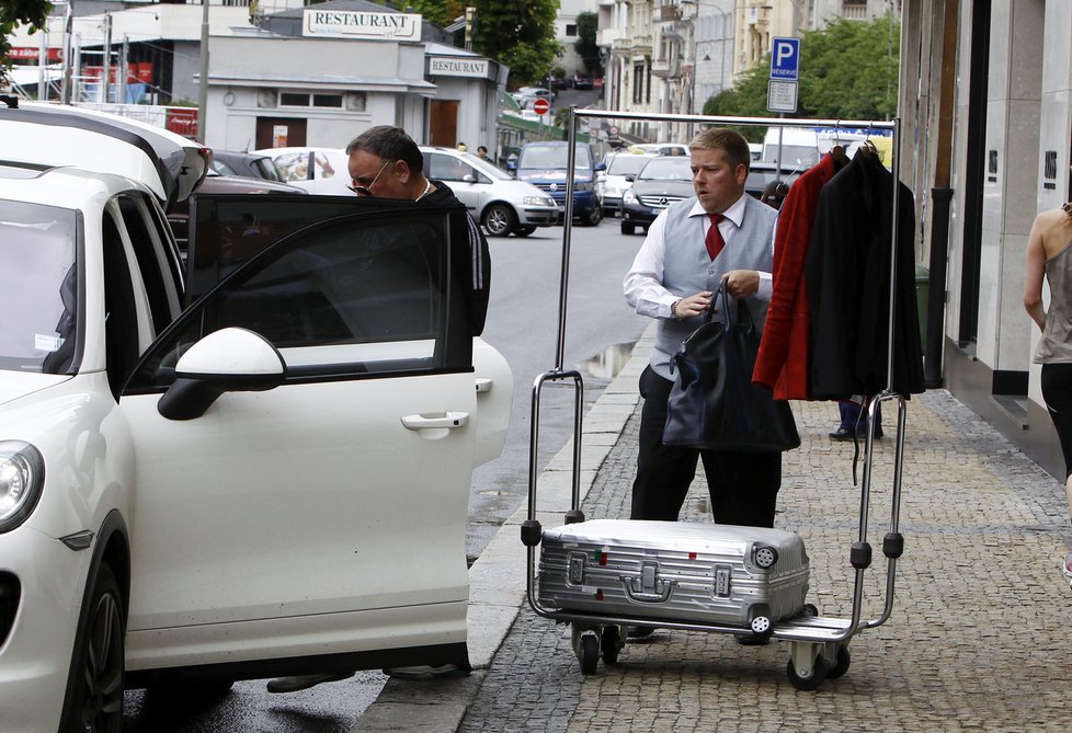 Poslíček z hotelu naložil věci do auta a Leoš s řidičem odjíždí směr Praha.