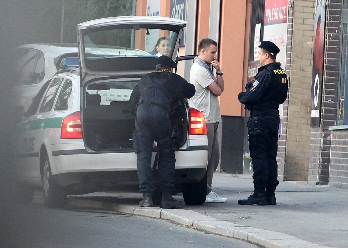 05:22 - Policisté připravují další test – tentokrát na drogy.