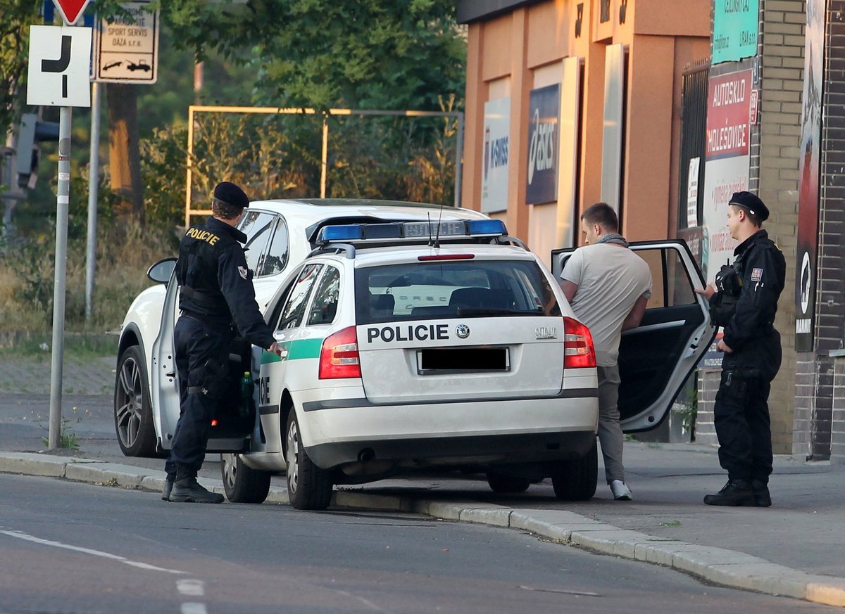 05:38 - Policisté odvážejí moderátora na služebnu.