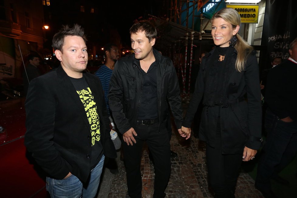 Na pohřeb prohibice přišla i Iveta Vítová s manželem a lídr skupiny Monkey Business Matěj Ruppert