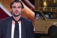 Noční manévr Leoše Mareše: S kufrem z domova do hotelu! Přitom bydlí nedaleko