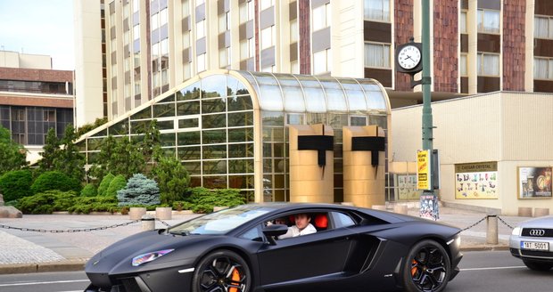 Leošovo nové Lamborghini vypadá jako batmobil!