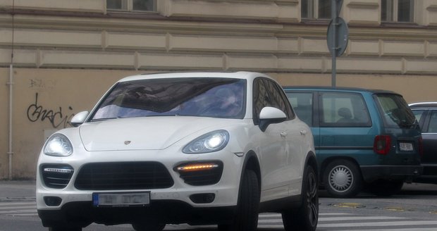 Leoš Mareš projel ve svém Porsche ráno červenou a hned ho policie vezla na testy do nemocnice