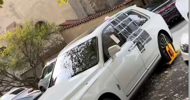 Mobil Leoš Mareš dengan bagasi dan jendela pecah Mobil Leoš Mareš dengan bagasi dan jendela pecah