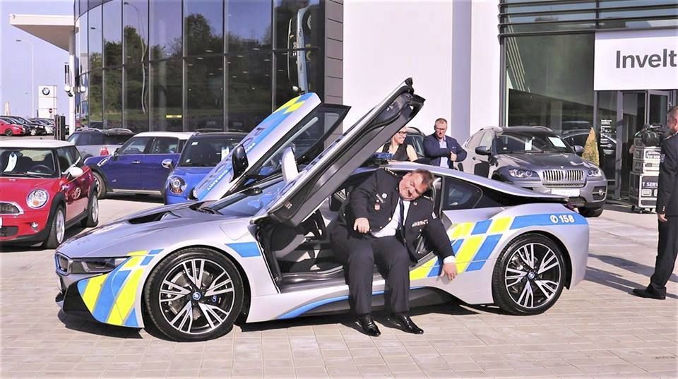Jihomoravský policejní šéf Leoš Tržil v novém policejním BMW i8.