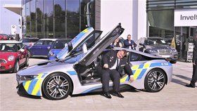 Jihomoravský policejní šéf Leoš Tržil v novém policejním BMW i8