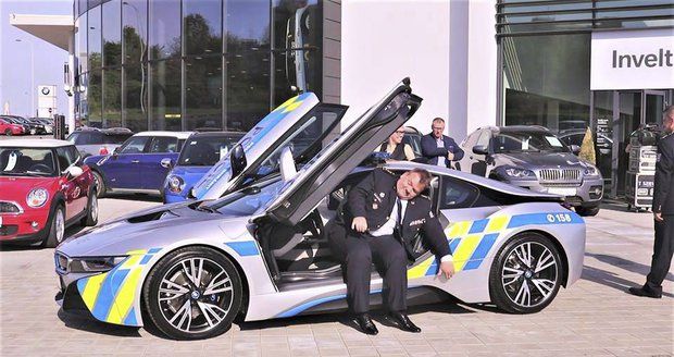 Jihomoravský policejní šéf Leoš Tržil v novém policejním BMW i8