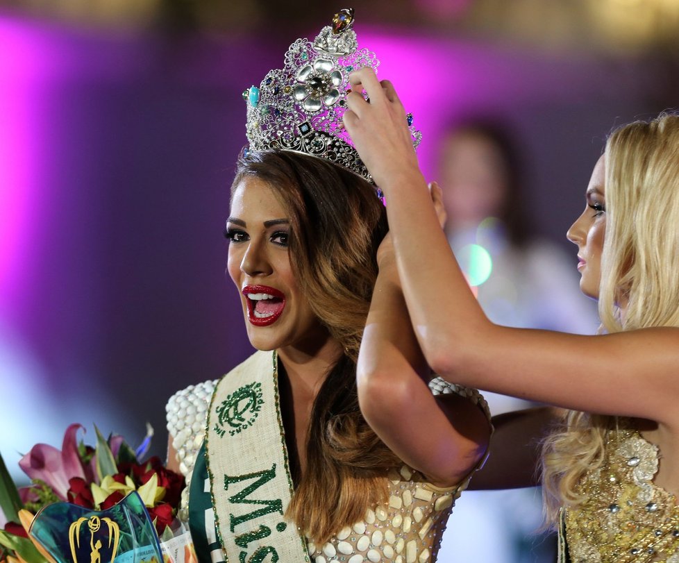 Takto Fajksová korunovala novou Miss Earth Alyz Henrich z Venezuely.