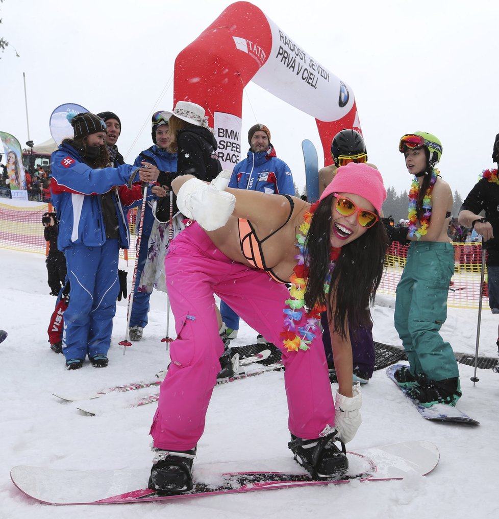 Monika poprvé v plavkách na snowboardu