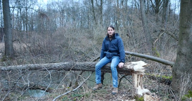 Lukáš Kuba (27) zjistil při obhlídce svých pozemků u Slezských Rudoltic, že místo lesa bude vlastnit jezera. Ta mu tam buduje rodinka bobrů.