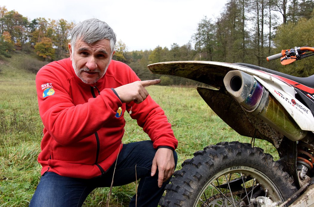 Tady má být poznávací značka a zadní světlo, ovšem obojí si před jízdou v terénu motorkáři sundávají